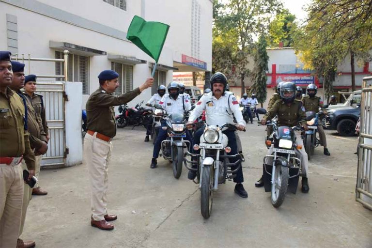 सड़क सुरक्षा माह के समापन पर हेलमेट वितरण एवं जागरूकता रैली का हुआ आयोजन