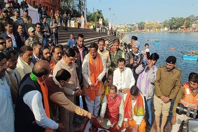 मुख्यमंत्री डॉ. यादव ने मां क्षिप्रा का पूजन कर महंत जी से लिया आशीर्वाद