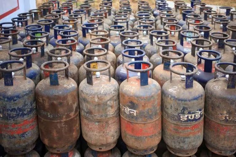 राहत लेकर आया साल का पहला दिन, घटे LPG सिलेंडर के दाम