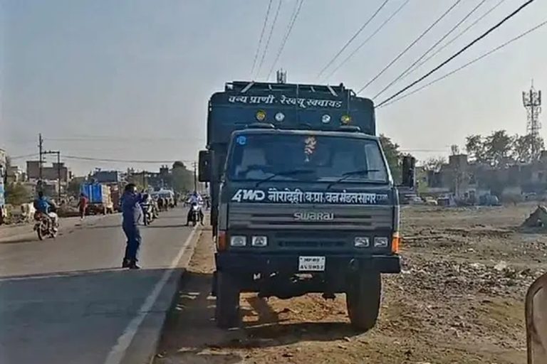 पूर्व विधायक हरवंश सिंह राठौर के बंगले पर वन विभाग की संयुक्त टीम ने छापा मारा