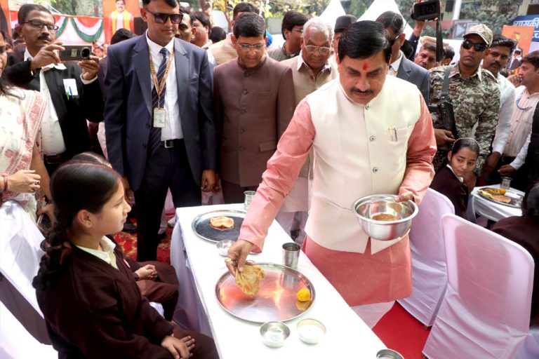 मुख्यमंत्री ने स्कूली बच्चों को उपहार स्वरूप स्कूली बैग, पानी बॉटल आदि वितरित कीं