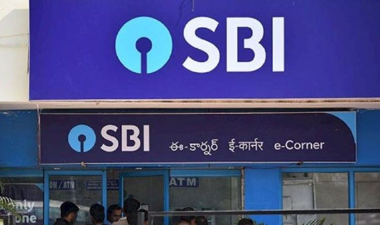 SBI औरHDFC Bank ने करोड़ों बैंक ग्राहकों को दी खुशखबरी! FD पर बढ़ाया ब्याज