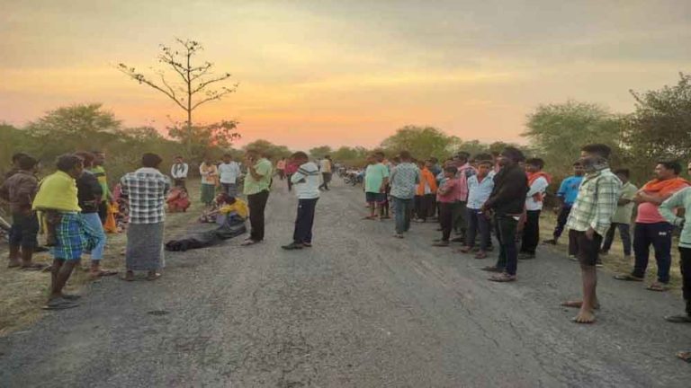 छत्तीसगढ़-गरियाबंद में घटिया सड़क की मरम्मत के लिए राखी गिट्‌टी के ढेर से टकराकर आदिवासी युवक की मौत