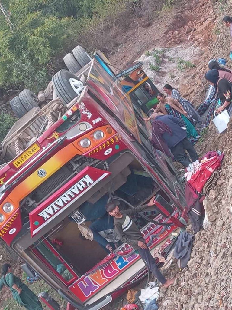 किकरझर घाट में पलटी बस, 4 नर्मदा परिक्रमावासी घायल, डिंडौरी में हुआ भीषण सड़क हादसा