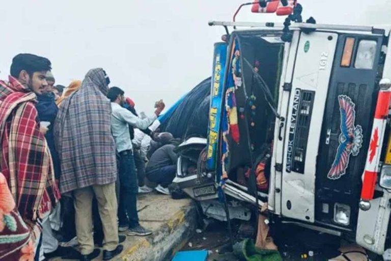 मध्य प्रदेश में कोहरे के चलते ट्रक और SUV के बीच हुई टक्कर में चार लोगों की दर्दनाक मौत