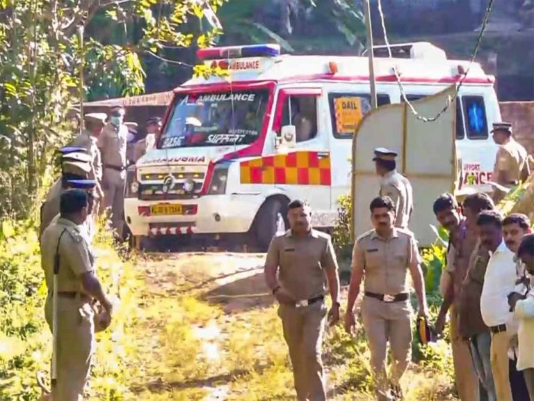 केरल में रैगिंग मामले पर जोरदार हंगामा, टॉयलेट सीट चटवाया, फ्लश ऑन करके सिर अंदर धकेला, तंग आकर दी जान