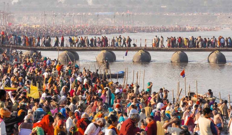 महाकुंभ के स्नान पर्व मौनी अमावस्या पर त्रिवेणी में डुबकी लगाने से पहले प्रयागराज में श्रद्धालुओं का सैलाब