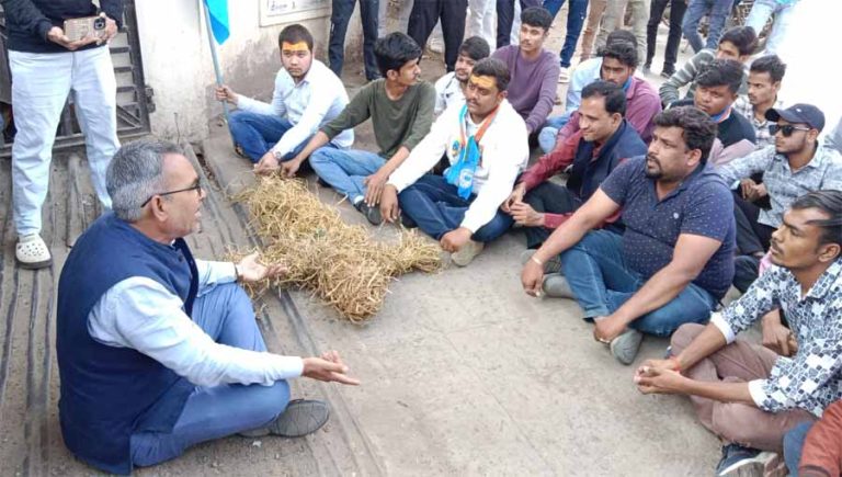 विधायक के हस्तक्षेप के बाद महाविद्यालय प्राचार्य बयान से विवादों में आए, एनएसयूआई ने कॉलेज गेट पर दिया धरना, मचा हड़कंप..!