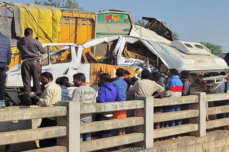 मह्कुम्भ से वापस लौट रही गाड़ी जबलपुर के पास ट्रक से टकराई, सात लोगों की मौत