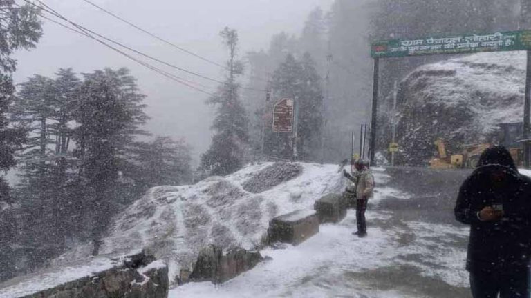 चकराता लोखंडी में जमकर हुई बर्फबारी, पहाड़ियों का हुआ श्वेत श्रृंगार