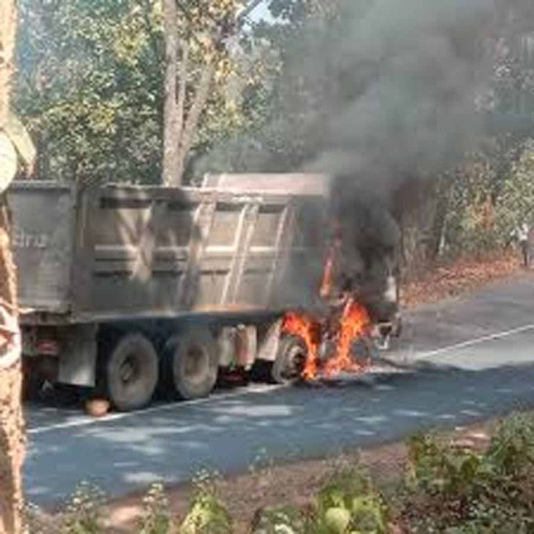 गिट्टी से लोडेड हाइवा में लगी आग, चालक-परिचालक ने वाहन से कूदकर बचाई जान