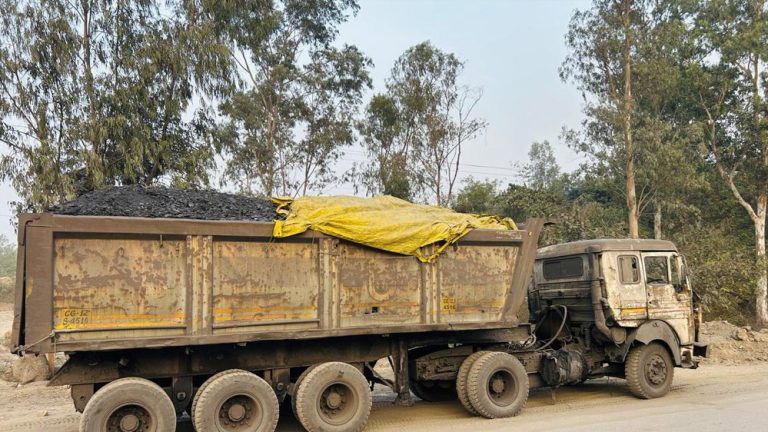 बिना सुरक्षा मानकों के कच्चे माल और अपशिष्ट परिवहन करने पर प्रशासन की सख्ती