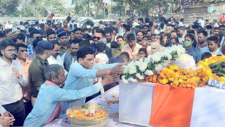 नक्सली मुठभेड़ में शहीद नरेश धुव के पार्थिव शरीर को राजस्व मंत्री ने दिया कंधा