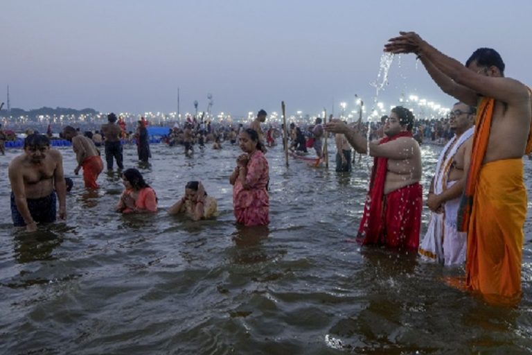 महाकुंभ तीसरा अमृत स्नान: सख्त सुरक्षा, CM ने की समीक्षा, सरकारी दफ्तरों में छुट्टी