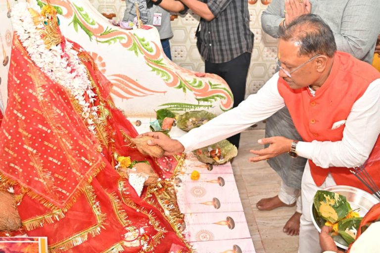 मुख्यमंत्री साय ने इस अवसर पर शारदा धाम में आए समस्त श्रद्धालुगण को बसंत पंचमी की शुभकामनाएं दी