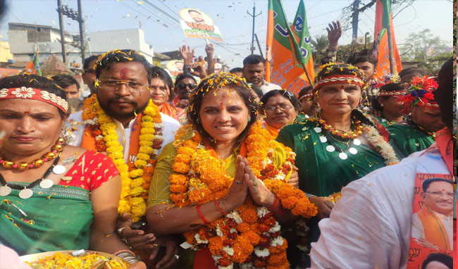 भाजपा की महापौर प्रत्याशी मीनल चौबे की जनसंपर्क रैलीयों में उमड़ रही भीड़