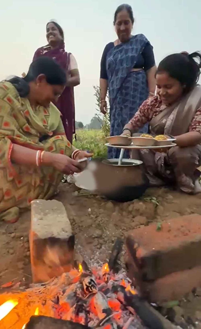 छत्तीसगढ़-अंबिकापुर में मंत्री लक्ष्मी राजवाड़े ने चुनाव प्रचार के दौरान बनाकर खिलाया आलू दम