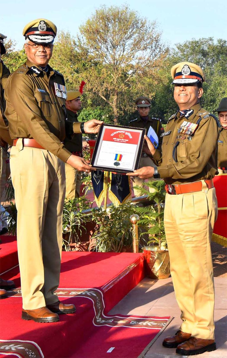 पुलिस अधिकारियों को अति उत्कृष्ट सेवा पदक , उत्कृष्ट सेवा पदक, एवं डीजीपी डिस्क से किया सम्मानित