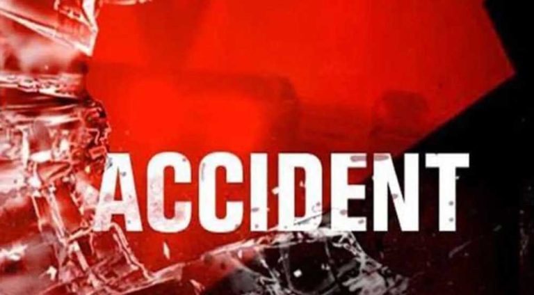 जबलपुर में अनियंत्रित होकर खाई में गिरा वाहन, 3 की मौत 27 घायल, पिकअप में सवार होकर सगाई में जा रहा था परिवार