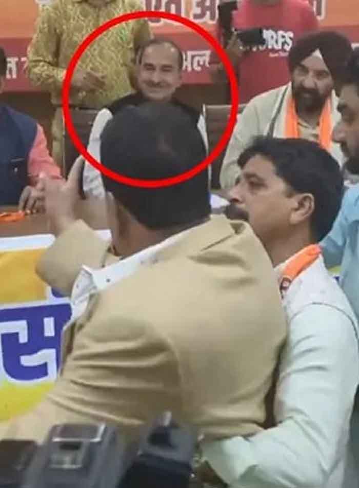 BJP मुख्यालय में अल्पसंख्यक मोर्चा की एक बैठक के दौरान दो कार्यकर्ताओं के बीच तीखी बहस लात-घूंसे चले