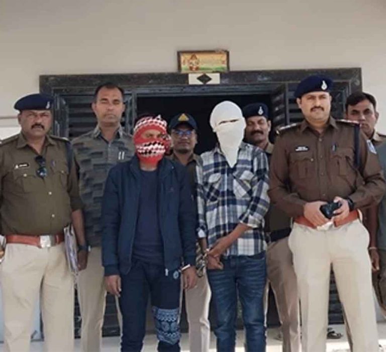 आगरा जिले के दो तस्करों को पुलिस ने किया गिरफ्तार, कर रहे थे बुरहानपुर में बनी पिस्टल की तस्करी