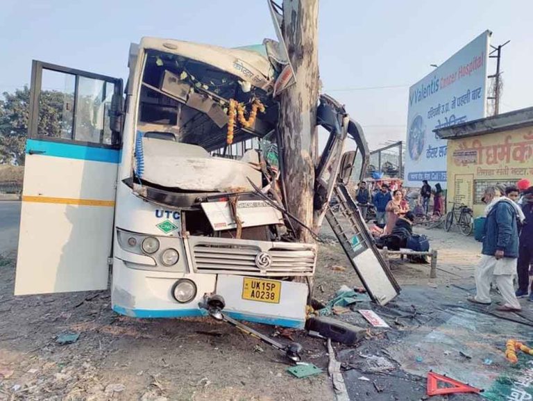 मध्य प्रदेश के छतरपुर जिले के बिजावर में तेज रफ्तार बस पेड़ से टकराई, एक दर्जन से ज्यादा घायल, 3 की हालत गंभीर