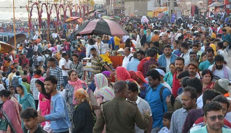 श्रीकाशी विश्वनाथ धाम में उमड़े भक्त, श्रद्धालुओं ने अब तक एक माह में लगभग सात करोड़ रुपये हुंडियों में नकद अर्पित किए