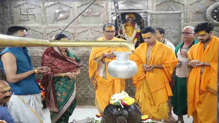 केंद्रीय कृषि मंत्री शिवराज सिंह चौहान ने परिवार संग लगाई हाजिरी, भोलेनाथ को दिया बेटे की शादी का निमंत्रण