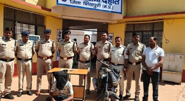 पांच लाख की स्मैक पुलिस ने पकड़ा तस्कर