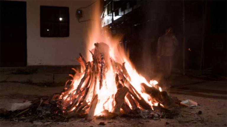 वास्तु शास्त्र के अनुसार होली के दिन ये उपाय, ग्रह दोष से मिलेगा छुटकारा