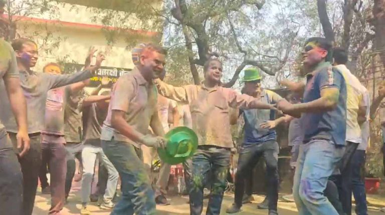पुलिस परिवार होली का जश्न में डूबा, कलेक्टर, IG, SSP और कमिश्नर ने लगाए ठुमके