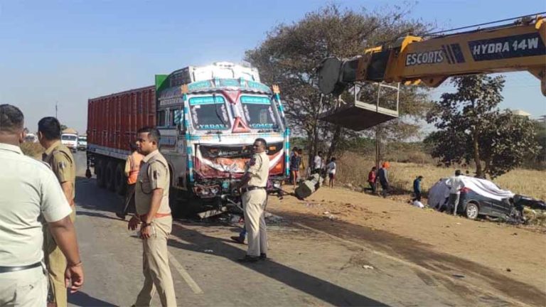 रायपुर में भीषण सड़क हादसा,  ट्रक से टकराई तेज रफ्तार XUV, 5 लोगों की मौत