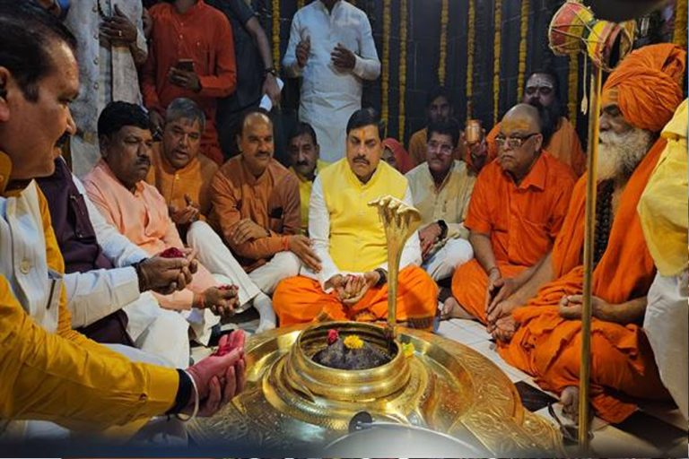 मुख्यमंत्री डॉ. यादव ने ब्रह्मलीन प्रकाशानंद जी महाराज की समाधि पर की चादर अर्पित