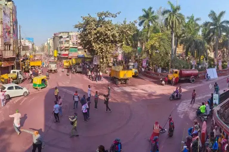 इंदौर : ऐतिहासिक गेर में 5 लाख से ज्यादा लोग शामिल हुए, 38 मिनट में साफ किया शहर