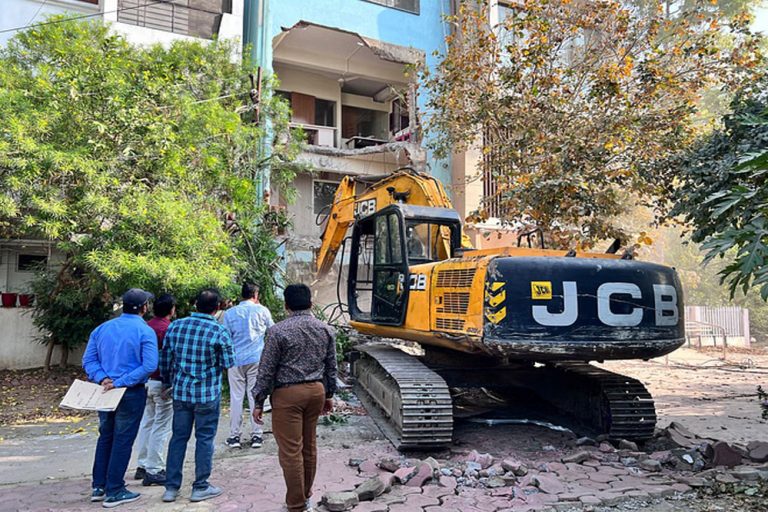 धार कोठी क्षेत्र में नगर निगम ने अवैध मकान पर बुलडोजर चलाया