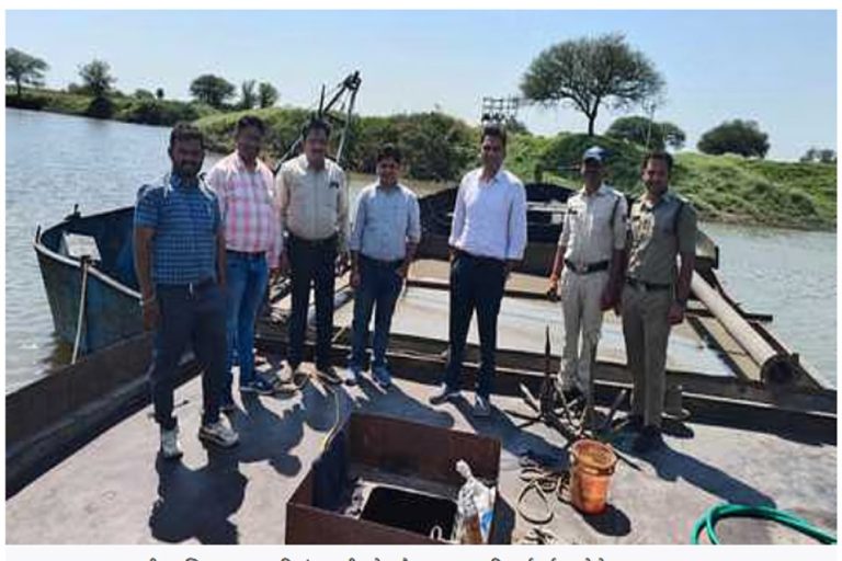 नीमच में  अवैध रेत खनन पर कार्रवाई करते हुए चार फाइटर मशीनें, पांच नाव और दो ट्रैक्टर-ट्रॉली को जब्त किया गया