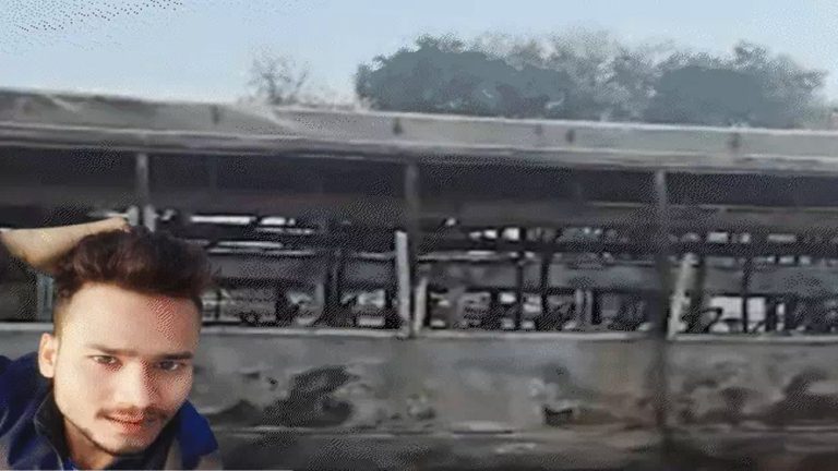 सिंगरौली अंतरराज्यीय बस स्टैंड पर बस में कंडक्टर सो रहा था, आग लगने से जिंदा जला