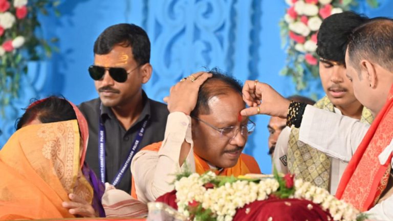 मुख्यमंत्री विष्णुदेव साय मायाली के मधेश्वर महादेव धाम में आयोजित 7 दिवसीय शिव महापुराण कथा में सहभागी बने