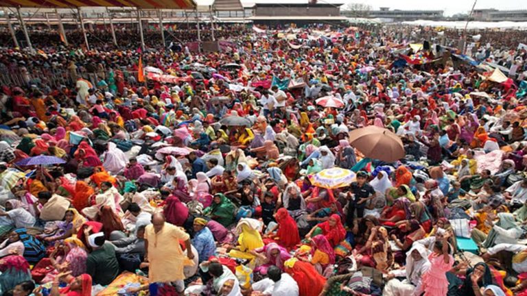 कुबेरेश्वरधाम पर रुद्राक्ष महोत्सव में आठ से दस लाख श्रद्धालुओं के पहुंचने का दावा किया गया