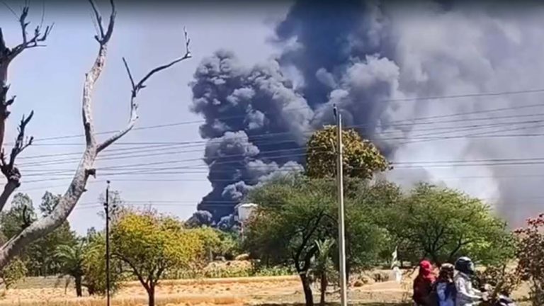 इंदौर-भोपाल रोड स्थित नट-बोल्ट की फैक्ट्री में लगी भीषण आग के बाद हुए धमाके, बुझाने की कोशिश में लगी फायर ब्रिगेड