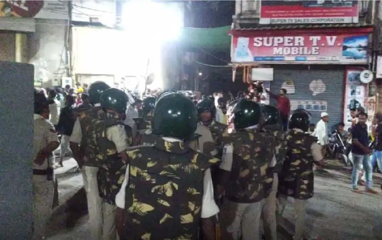 बुरहानपुर में आपत्तिजनक पोस्ट से शहर की शांति भंग होने का खतरा पैदा हो गया था, भड़के सैकड़ों लोग पहुंचे थाने