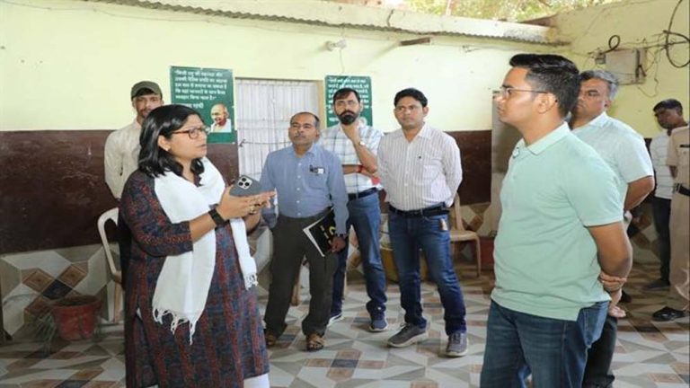 कलेक्टर रुचिका चौहान ने शहर भर में श्वानों के टीकाकरण के लिये विशेष अभियान चलाने के निर्देश