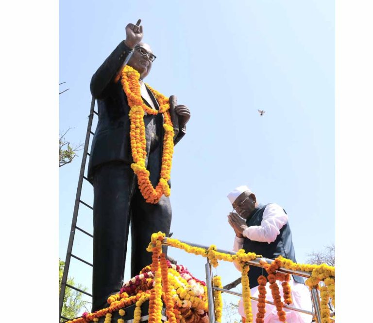 राज्यपाल ने बाबा साहेब डॉ. भीमराव अम्बेडकर जयंती पर पुष्पांजलि अर्पित की