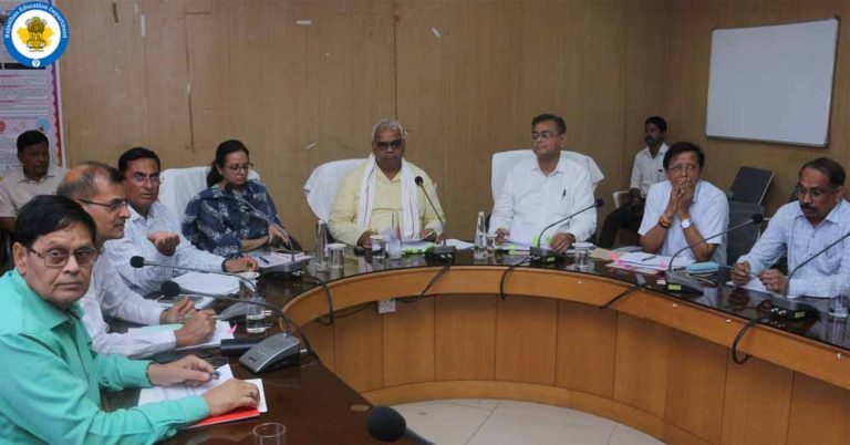 शिक्षा अधिकारी माह में न्यूनतम 4 दिन ग्राम पंचायतों में अनिवार्य रूप से ठहरें :  शिक्षा मंत्री
