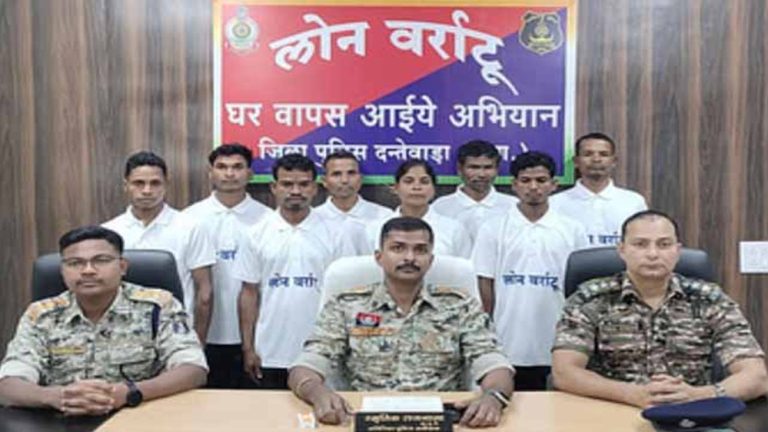 दंतेवाड़ा में 8 नक्सलियों ने एसपी ऑफिस में सरेंडर किया, दो पर 50-50 हजार का इनाम भी रखा गया था
