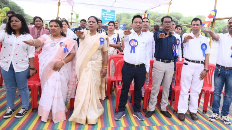 संविधान निर्माता को श्रद्धांजलि देने जुटे जनप्रतिनिधि, अधिकारी और आम नागरिक