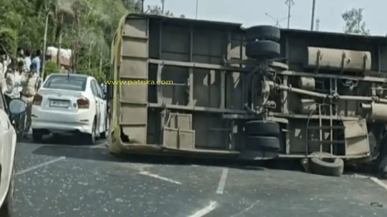 बरकतउल्ला यूनिवर्सिटी के करीब स्कूल बस पलटी, 14 लोग सवार थे