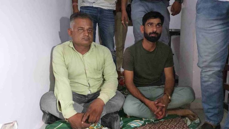 नकली नोटों की फैक्ट्री का भंडाफोड़, 500 रुपये के नकली नोट के आरोपी गिरफ्तार