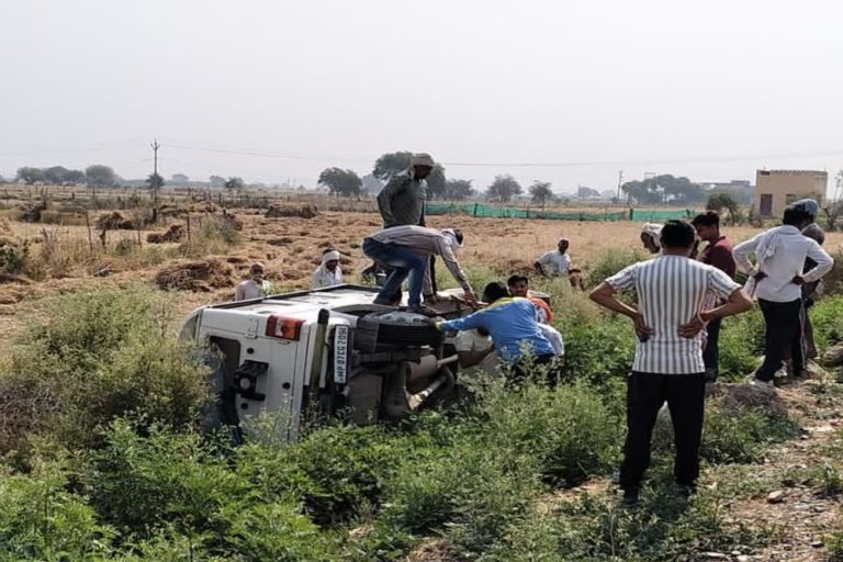 मुरैना में बुजुर्ग को बचाने की कोशिश में पलटी डिप्टी कलेक्टर की कार, हादसे में तीन लोग घायल