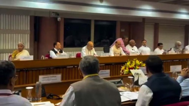 दिल्ली में सर्वदलीय बैठक में विपक्षी दलों ने कहा कि हम सरकार द्वारा उठाए जाने वाले हर कदम का समर्थन करेंगे